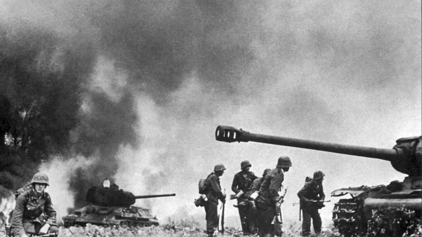 Deutsche Truppen inmitten sowjetischer Panzerwracks.