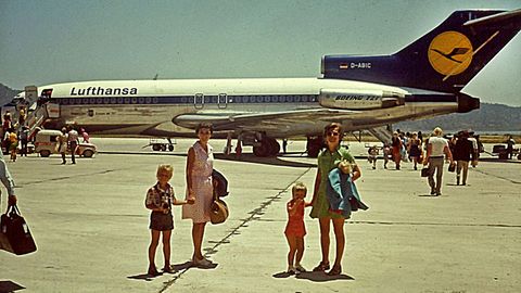 Mit einer Boeing 727 der Lufthansa ging es nach Spanien: Deutsche Touristen auf dem Flughafen von Ibiza.