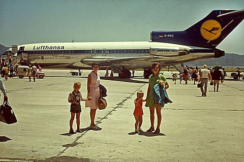 Mit einer Boeing 727 der Lufthansa ging es nach Spanien: Deutsche Touristen auf dem Flughafen von Ibiza.