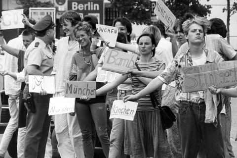 Reisen in den frühen 80er Jahren: Tramper stehen am Kontrollpunkt Dreilinden in Berlin und warten auf eine Mitfahrgelegenheit für die Transitstrecke durch die DDR nach Westdeutschland.