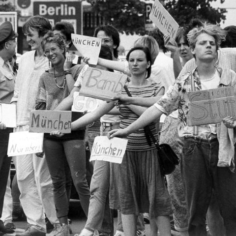 Reisen in den frühen 80er Jahren: Tramper stehen am Kontrollpunkt Dreilinden in Berlin und warten auf eine Mitfahrgelegenheit für die Transitstrecke durch die DDR nach Westdeutschland.