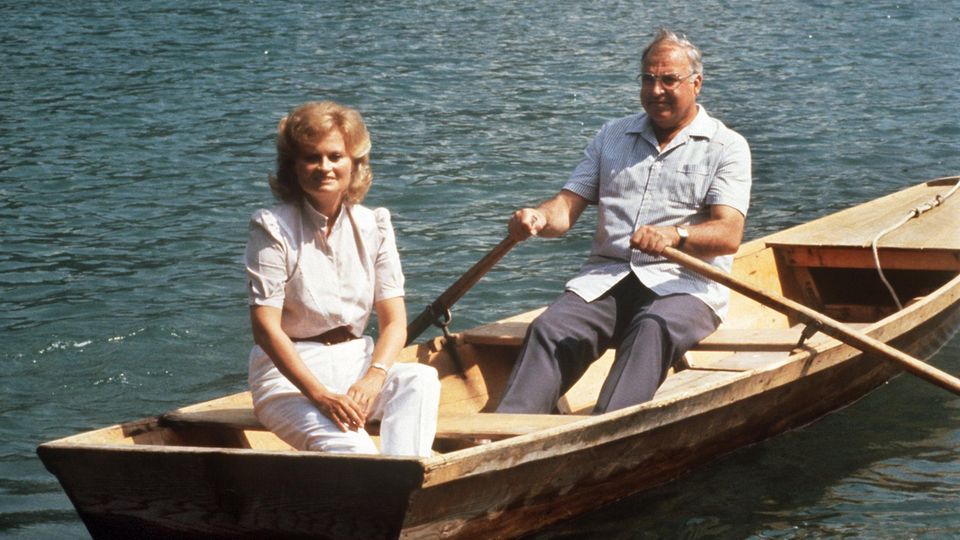 Ruderpartie in der österreichischen Sommerfrische 1986: Bundeskanzler Helmut Kohl im Ruderboot mit Ehefrau Hannelore auf dem Wolfgangsee.