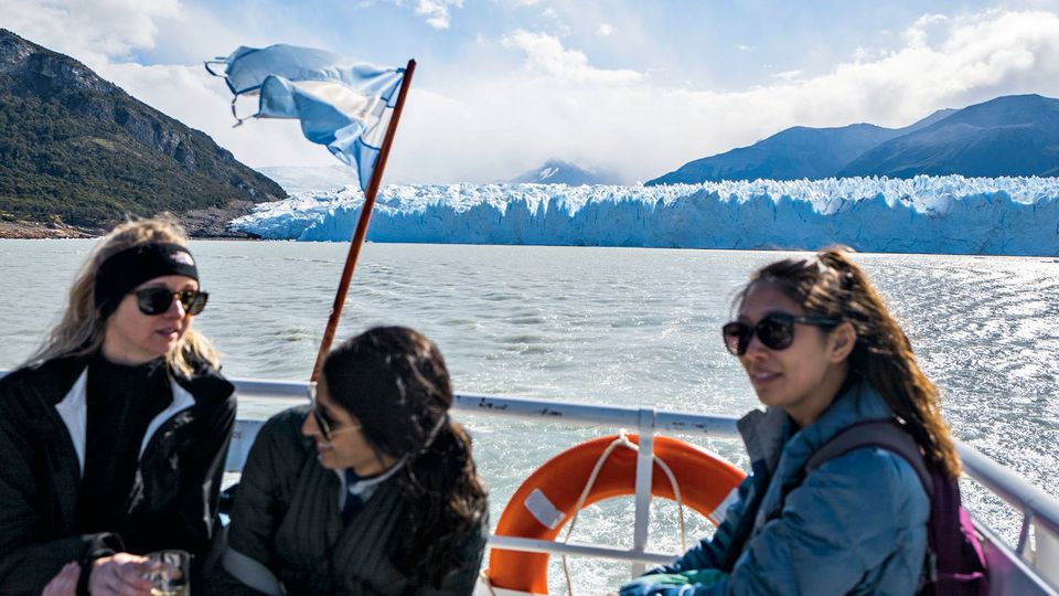 Mit dem Boot fahren Besucher zum Perito Moreno.