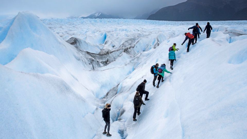 Patagonien Steigeisen unter den Bergschuhen: Eine Expedition führt über den zerklüfteten Gletscher.