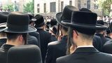 Reise in eine ferne, alte Welt: Mit JWD kehrt Abby Stein in das Viertel ihrer Kindheit zurück, Williamsburg in Brooklyn. Hier lebt die chassidische Gemeinde in einer Parallelgesellschaft: Man spricht Jiddisch, lebt streng nach dem Glauben