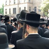 Reise in eine ferne, alte Welt: Mit JWD kehrt Abby Stein in das Viertel ihrer Kindheit zurück, Williamsburg in Brooklyn. Hier lebt die chassidische Gemeinde in einer Parallelgesellschaft: Man spricht Jiddisch, lebt streng nach dem Glauben