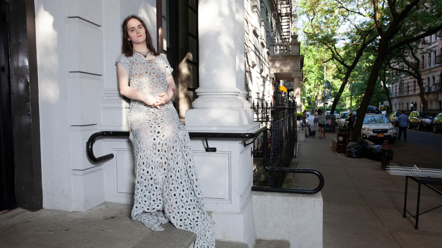 Abby Stein Abby Stein lehnt an einem Hauseingang in New York