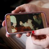 Auf dem Handy zeigt sie ein Bild von sich als Kind. Damals, als noch ein völlig anderes Leben für sie vorgesehen war