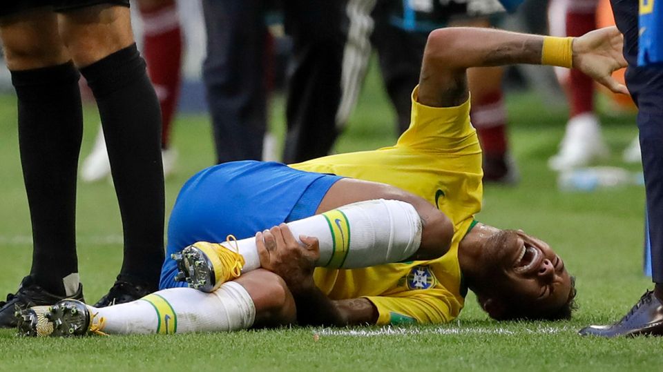 Neymar Neymar am Boden