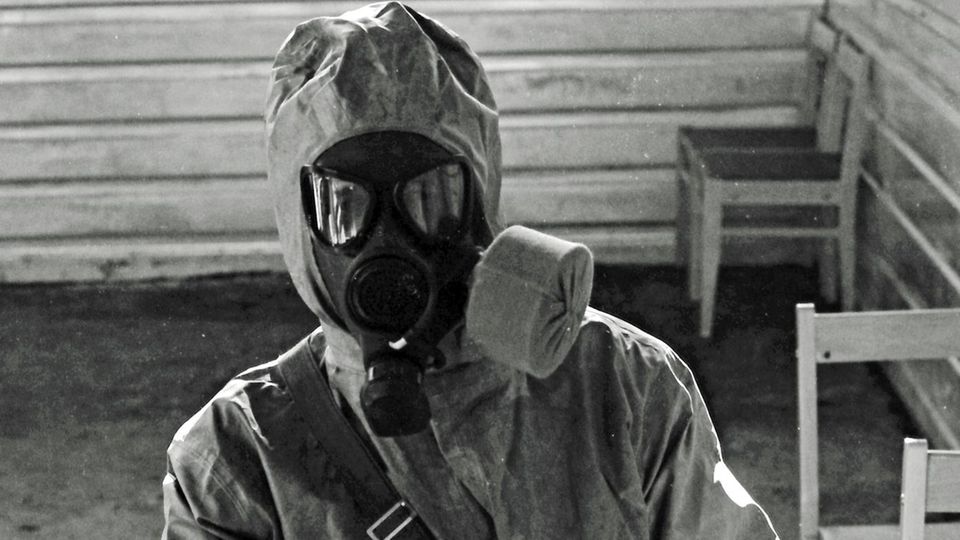 Dieses gestellte Archivbild zeigt einen sowjetischen Soldaten in einem Schutzanzug, der mit giftigen Substanzen arbeitet.