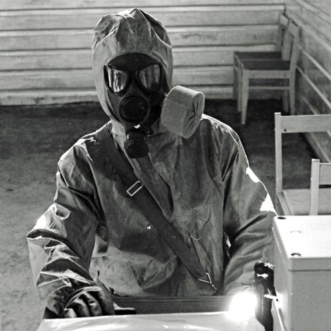 Dieses gestellte Archivbild zeigt einen sowjetischen Soldaten in einem Schutzanzug, der mit giftigen Substanzen arbeitet.