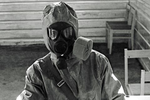 Dieses gestellte Archivbild zeigt einen sowjetischen Soldaten in einem Schutzanzug, der mit giftigen Substanzen arbeitet.