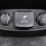 Hinten gibt es im Hyundai Santa Fe USB-Anschlüsse und eine 230-Volt-Steckdose