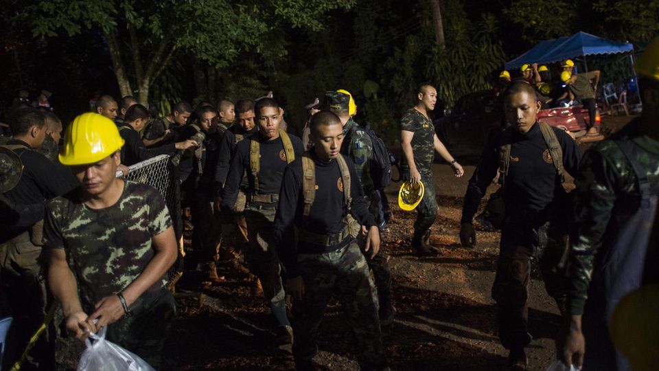 Thailand: Sauerstoffmangel: Taucher bei Höhlenrettung gestorben - Wie es jetzt weitergeht Helfer an der Höhle im Norden Thailands