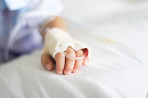Hoffen auf rettendes Organ: In Deutschland sinkt die Zahl der Organspenden (Symbolbild)