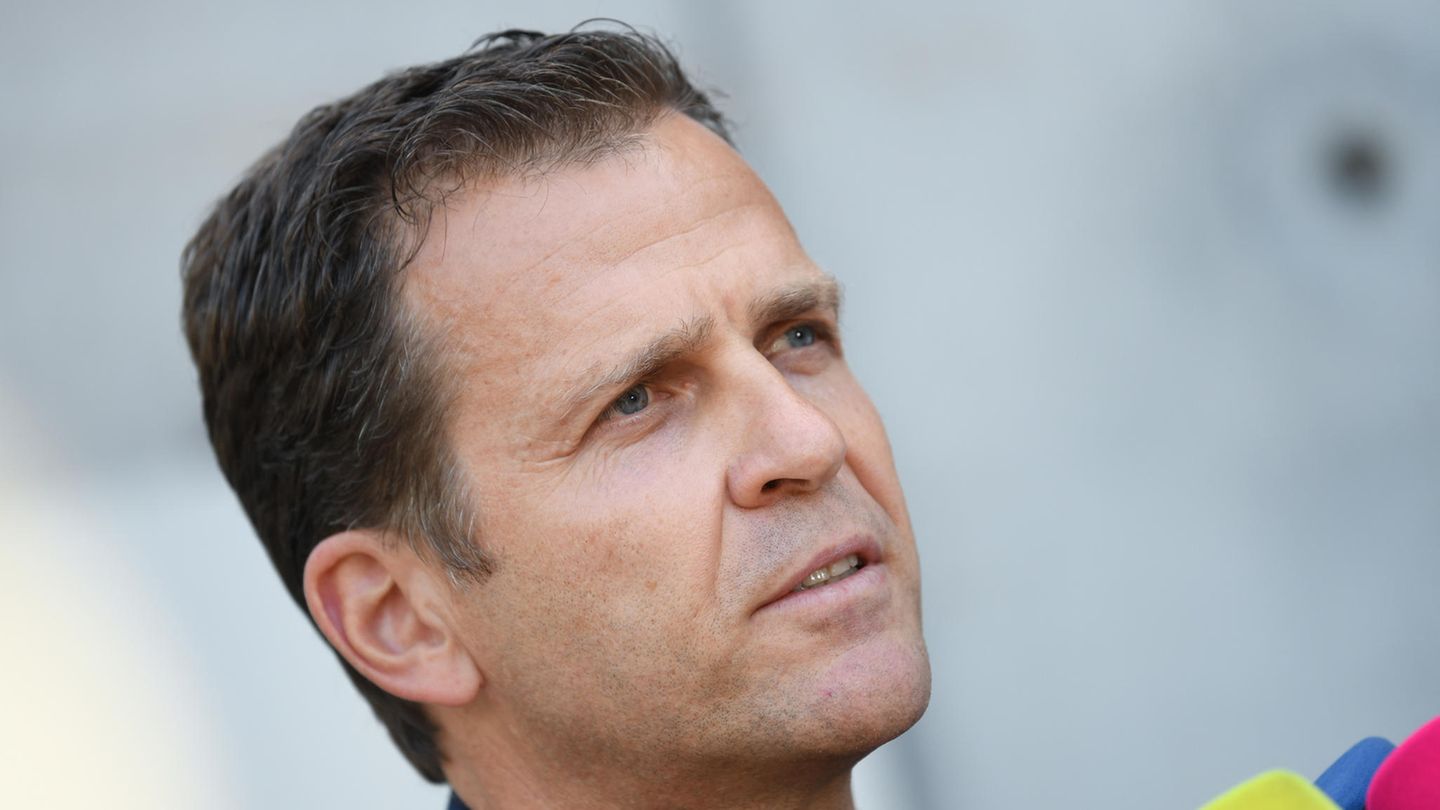 DFB-Manager Oliver Bierhoff spricht in die Mikrofone mehrerer TV-Sender