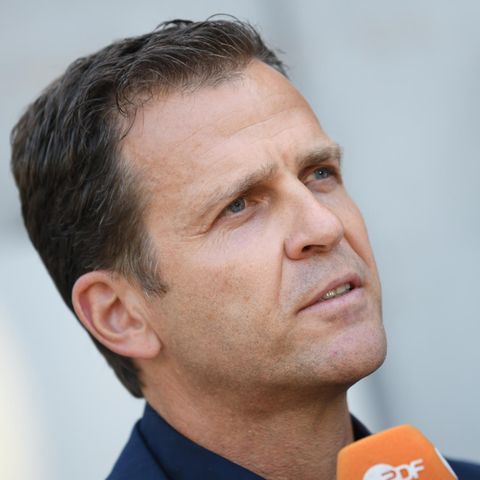 DFB-Manager Oliver Bierhoff spricht in die Mikrofone mehrerer TV-Sender