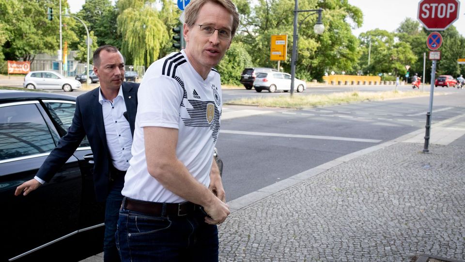 Daniel Günther (CDU) im Deutschland-Trikot