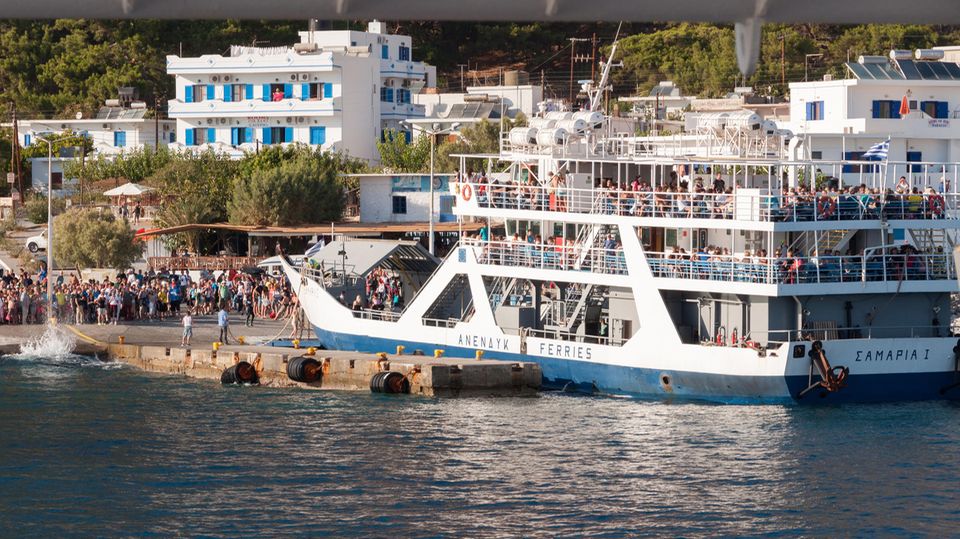 Griechenland : Im Hafen von Agia Roumeli: Sind die Beine müde, lässt sich der Weg entlang der Südküste mit der Fähre abkürzen. Im Hafen von Agia Roumeli: Sind die Beine müde, lässt sich der Weg entlang der Südküste mit der Fähre abkürzen.