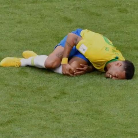 Leidvolles Umhergewälze: "Mach mal den Neymar": So witzig spottet das Netz über den brasilianischen Fußball-Star