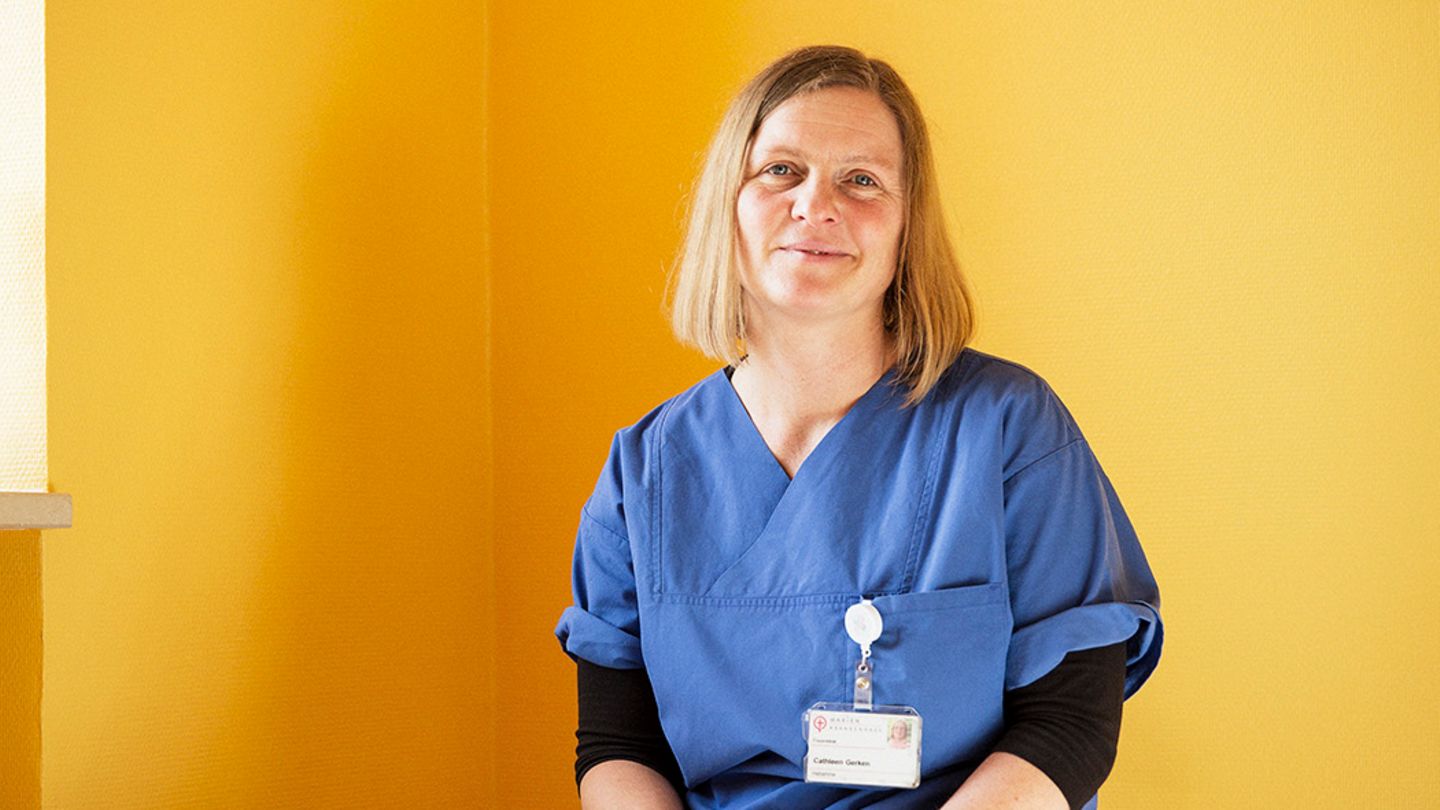 Hebamme Cathleen Gerken hilft werdenden Müttern bei der Geburt