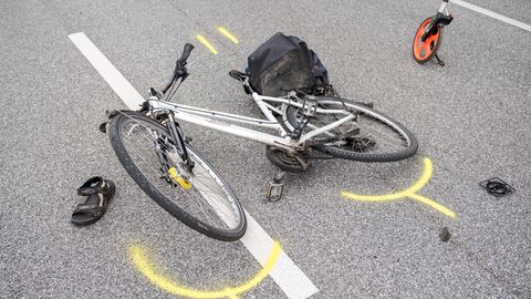 Ein Fahrrad liegt nach einem Verkehrsunfall auf der Straße
