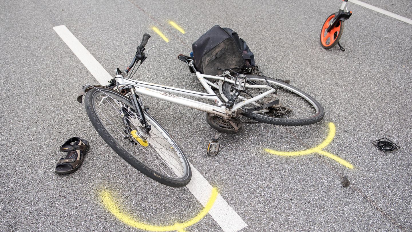 Ein Fahrrad liegt nach einem Verkehrsunfall auf der Straße