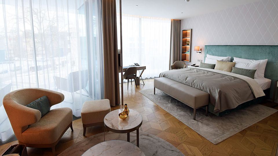 The Fontenay Eines der 130 Zimmer mit mindestens 40 Quadratmetern Fläche. Durch den runden Grundriss und Wände mussten die Möbel extra angefertigt worden: The Fontenay
