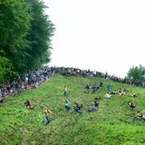 Auf Fotos sieht der Hügel manchmal weniger steil aus, als er wirklich ist. Aber wir schwören beim Barte des Joko: Er fällt fast senkrecht ab!