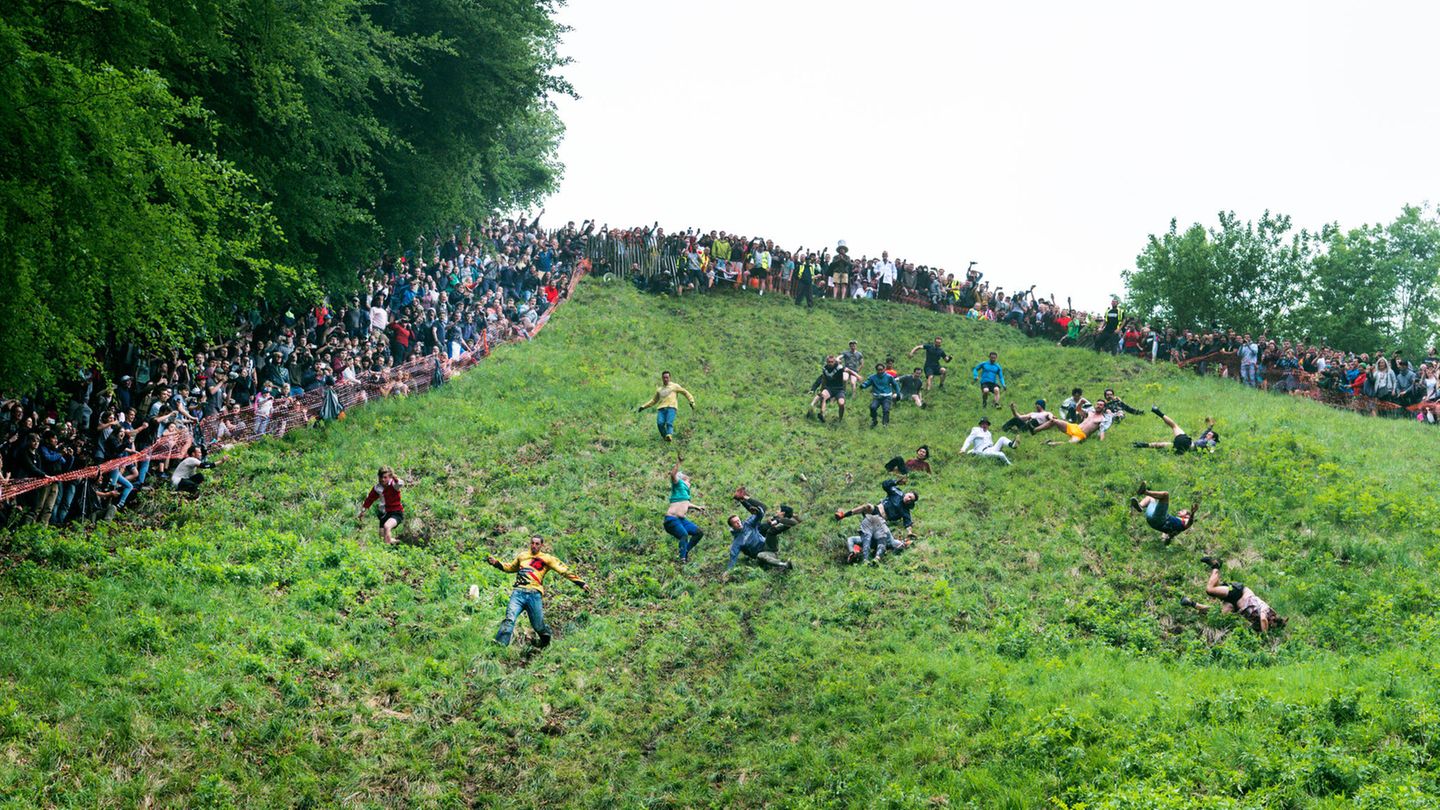Auf Fotos sieht der Hügel manchmal weniger steil aus, als er wirklich ist. Aber wir schwören beim Barte des Joko: Er fällt fast senkrecht ab!