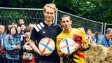 Zum Glück ist wenigstens Reporter Sippel angezogen, hier mit dem Rekordhalter Chris Anderson (im gelben Trikot) 