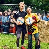 Zum Glück ist wenigstens Reporter Sippel angezogen, hier mit dem Rekordhalter Chris Anderson (im gelben Trikot) 