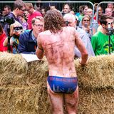 Der Aussie übertreibt’s und rennt nur mit Badehose den Hügel hinunter