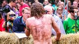 Der Aussie übertreibt’s und rennt nur mit Badehose den Hügel hinunter