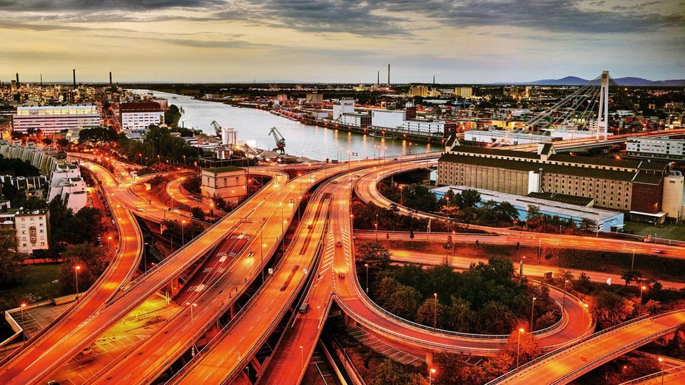 Die Schwesterstädte Ludwigshafen und Mannheim sind Wirtschaftsstandorte mit ausgedehnter Infrastruktur