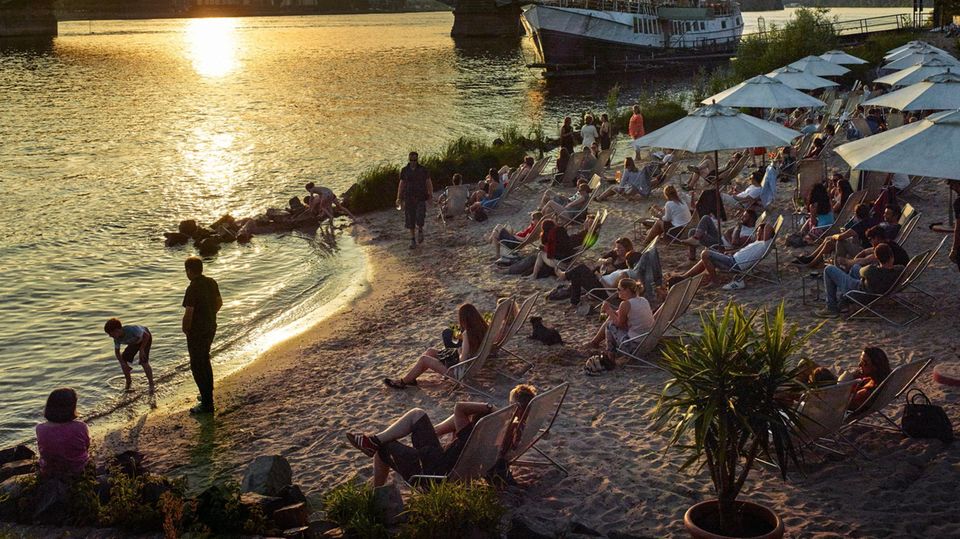 Reisetipp Rhein: Am Rheinufer in Mainz-Kastel entspannen die Menschen auf Liegestühlen in der Abendsonne Am Rheinufer in Mainz-Kastel entspannen die Menschen auf Liegestühlen in der Abendsonne