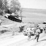 T-34 gehen mit Schützen im Kursker Bogen vor.