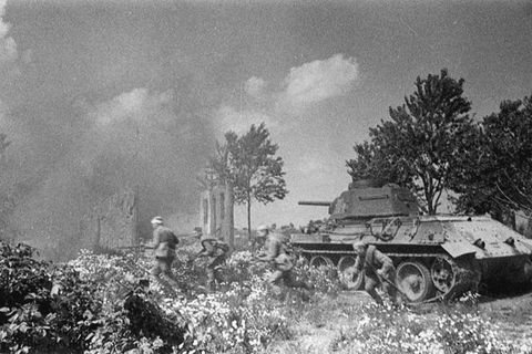 Hier ist der T-34 mit der  76,2-mm-L/41,5 Kanone ausgerüstet, im Verlauf des Krieges wurde sie durch eine Waffe im Kaliber 85 mm ersetzt.