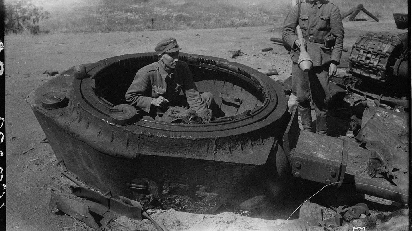 Finnische Soldaten in einem Wrack.