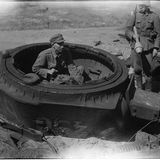 Finnische Soldaten in einem Wrack.