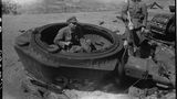Finnische Soldaten in einem Wrack.