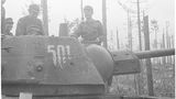 Dieser T-34 wurde mit einem Panzerschreck abgeschossen.