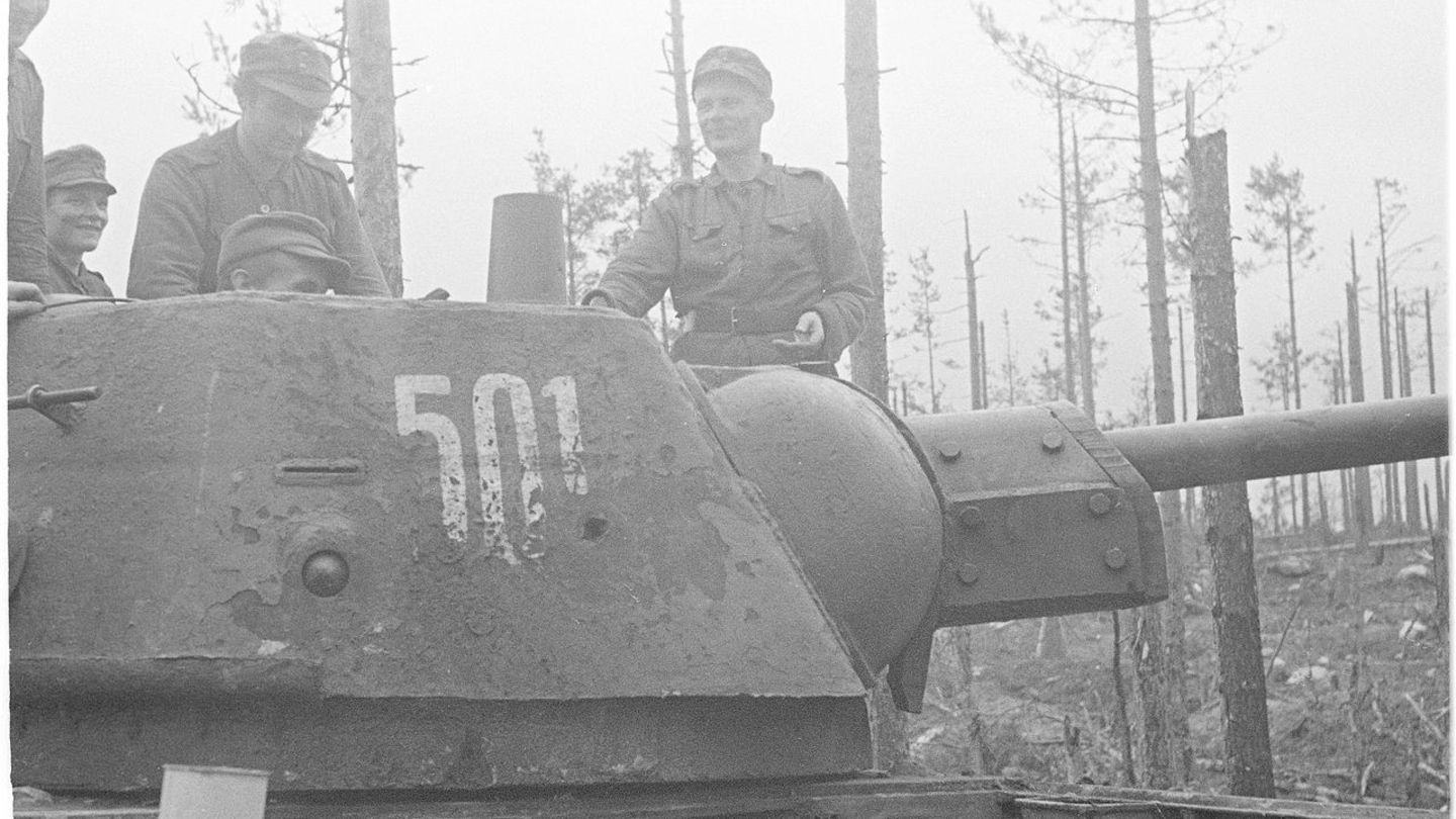 Dieser T-34 wurde mit einem Panzerschreck abgeschossen.