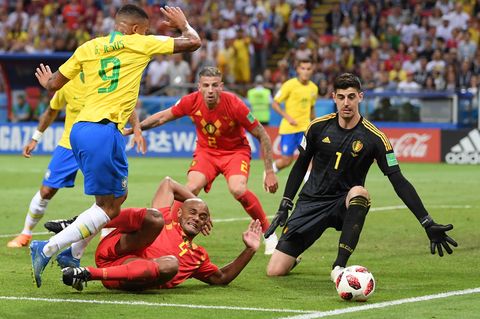 Als Vincent Kompany (liegend) Gabriel Jesus (l.) trifft, ist der Ball noch nicht im Toraus