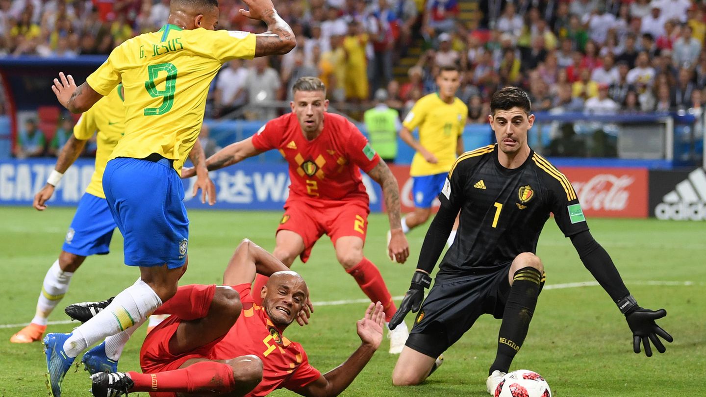 Als Vincent Kompany (liegend) Gabriel Jesus (l.) trifft, ist der Ball noch nicht im Toraus