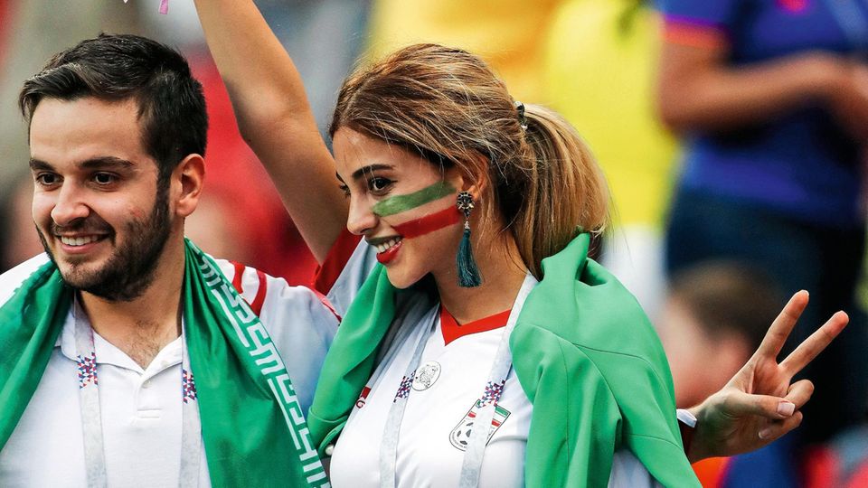 Die junge Frau aus dem Iran trägt auf dem Foto für ihren Fan-Ausweis, den alle Gäste in Russland haben müssen, noch ein Kopftuch. Im WM-Land kann sie nun ihre Hülle ablegen
