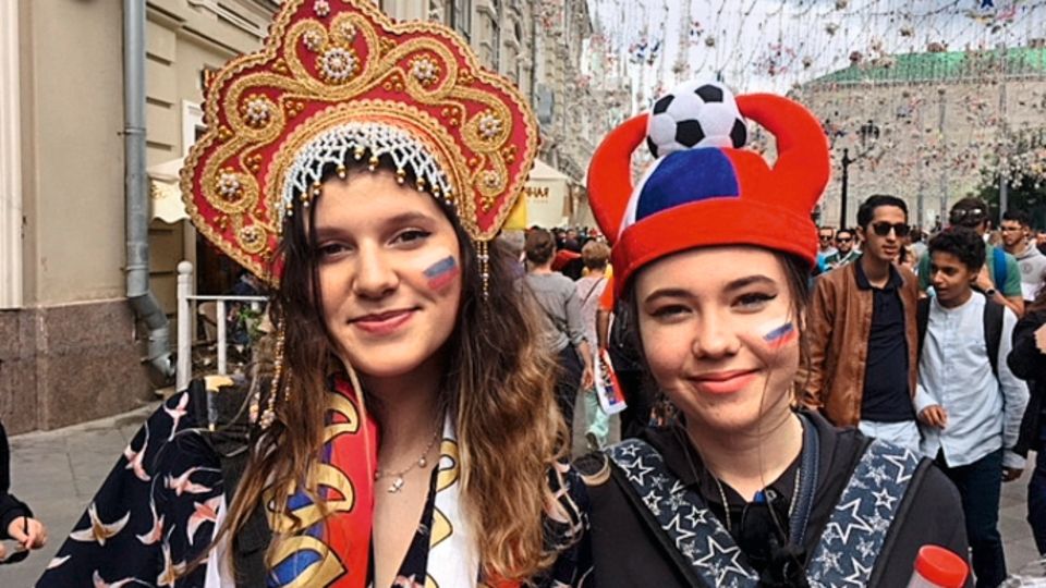 Der Sommer ihres Lebens: die Russinnen Natalie (l.) und Raya unterwegs in Moskau