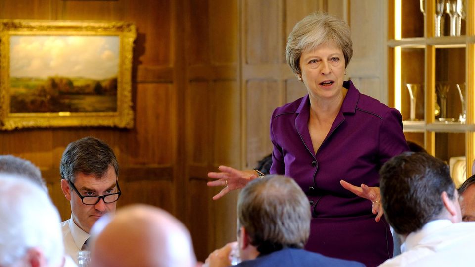 Großbritannien: Theresa May schwört Kabinett auf neuen Brexit-Kurs ein