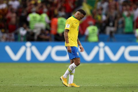Mit gesenktem Kopf und Kinn im Trikotkragen geht Neymar nach dem WM-Aus gegen Belgien über den Platz