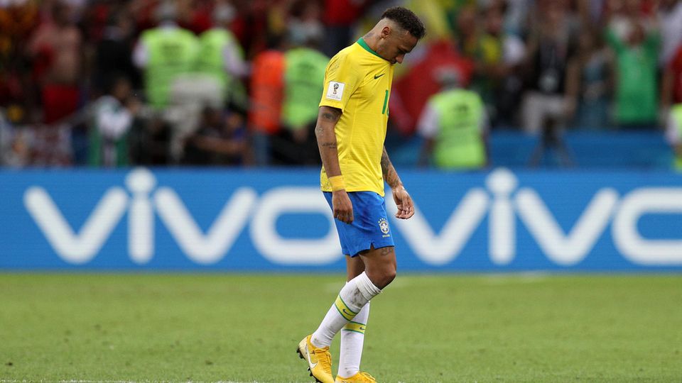 Mit gesenktem Kopf und Kinn im Trikotkragen geht Neymar nach dem WM-Aus gegen Belgien über den Platz